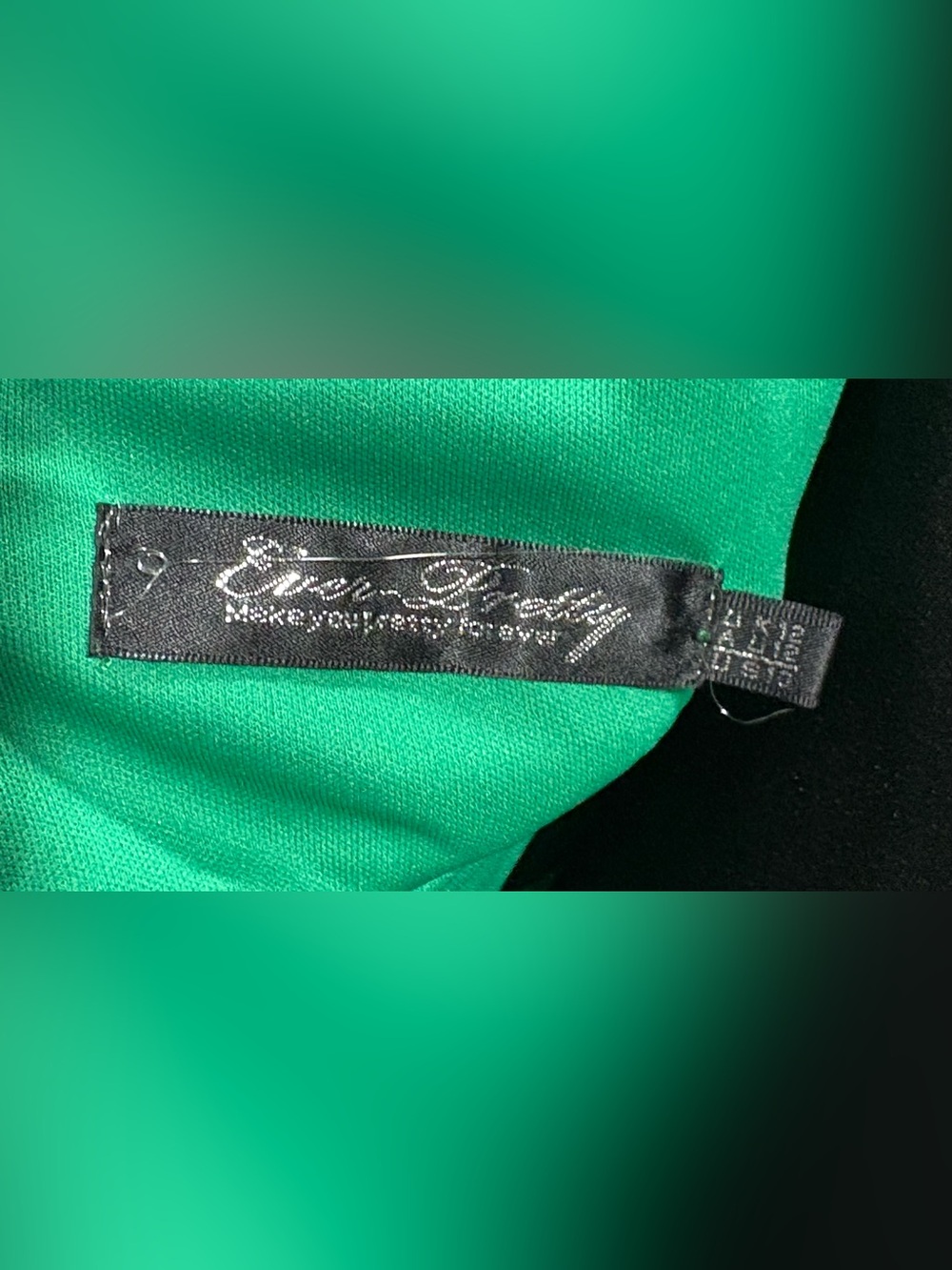 Elegant Emerald Green V-Neck Long Chiffon Maxi Dress - Picture 12 of 13